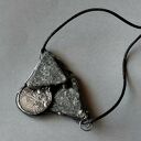 Granitowy unikalny wisior handmade z monetą dla kochającej biżuterię koneserską