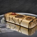 Wisiorek z naturalnego drewna orzecha i bursztyn - ręcznie rzeźbiony, wzory wypalane w drewnie