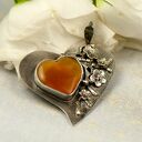 Srebrny wisiorek z bursztynowym sercem a683