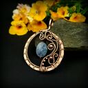 Akwamarynowy wisiorek wire wrapping z oksydowanej miedzi i hematytami