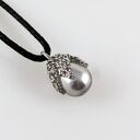 Srebrzysty wisiorek XS w siateczce - boho kropla