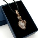 Ręcznie robiony wisiorek z różowym kwarcem - wire wrapping z oksydowanej miedzi