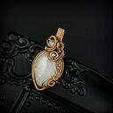 Wisiorek z różowym kwarcem w technice wire wrapping