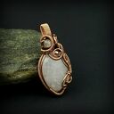 Wisiorek z różowym kwarcem w technice wire wrapping