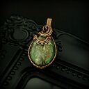 Wisiorek ze szmaragdem wire wrapping - spokój i piękno w miedzianej oprawie
