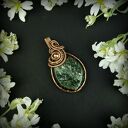 Ręcznie robiony wisiorek ze szmaragdem w miedzi (wire wrapping)