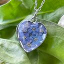 Wisiorek w kształcie serca z niezapominajkami - handmade z żywicy