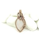Wisiorek z różowym kwarcem w technice wire wrapping