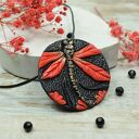 Wisiorek ważka - czerwony