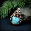 Wisiorek z howlitem turkusowym - wire wrapping z oksydowanej miedzi