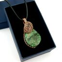 Wisiorek ze szmaragdem - ręcznie wykonany wire wrapping z miedzianego drutu