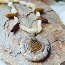Delikatny naszyjnik ceramiczny ze spiralą i kamieniami