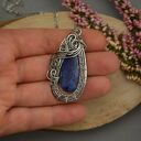 Duży wisior z kyanitem w wire wrapping - unikatowy prezent dla niej