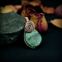 Wisiorek ze szmaragdem - ręcznie wykonany wire wrapping z miedzianego drutu