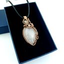 Wisiorek z różowym kwarcem w technice wire wrapping