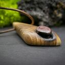 Drewniany wisiorek z wiśniowym mokaitem - ręcznie rzeźbiony naszyjnik z pirografią