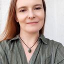 Oliwkowy wisiorek z metalowej siateczki i szklanej kropli (M)