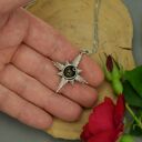 Wisiorek róża wiatrów z obsydianem złocistym - ręczny wire wrapping