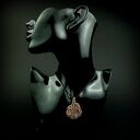 Wisiorek z różowym kwarcem w kształcie łapki - wire wrapping z oksydowanej miedzi