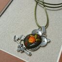 Ręcznie haftowany wisior boho z motywem róży i sowy
