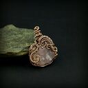 Wisiorek z różowym kwarcem w kształcie łapki - wire wrapping z oksydowanej miedzi