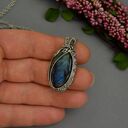 Wisiorek z labradorytem - wire wrapping ze stali chirurgicznej