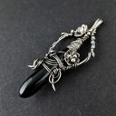Czarny sztylet - srebrny wisior z onyksu w technice wire-wrapping