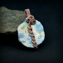Niebieski koral fossil - wisiorek wire wrapping z miedzianym drutem