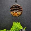 Wisiorek z naturalnego drewna brzozy, z bursztynem - rzeźbiony, inspiracja falami morza, dla niej