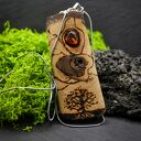 Wisiorek z naturalnego drewna orzecha i bursztyn - ręcznie rzeźbiony, wzory wypalane w drewnie