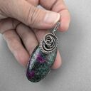 Wisiorek Amira z zoisytu rubinowego w oksydowanym srebrze - wire-wrapping