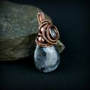 Wisiorek z larvikitem w wire wrapping - miedziany z hematytami