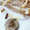 Delikatny naszyjnik ceramiczny ze spiralą i kamieniami
