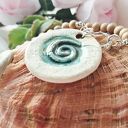 Naszyjnik ceramiczny ze spiralą i egzotycznym drewnem