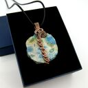 Niebieski koral fossil - wisiorek wire wrapping z miedzianym drutem