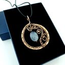 Akwamarynowy wisiorek wire wrapping z oksydowanej miedzi i hematytami