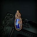 Wisiorek z niebieskim agatem w technice wire wrapping - miedziana oprawa (oksydowana)