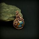Wisiorek z niebieskim agatem w technice wire wrapping - miedziany, ręcznie robiony