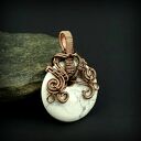 Wisiorek z howlitem wire wrapping - oksydowana miedziana oprawa