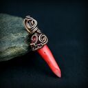 Wisiorek z koralem - ręcznie pleciony wire wrapping z miedzi