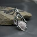 Ręcznie robiony wisior z kwarcem różowym „Nereb” - oksydowane srebro i wire wrapping