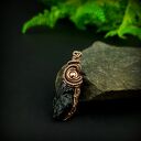 Wisiorek z turmalinem - ręcznie robiony wire wrapping z miedzią i hematytem