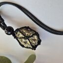 Wisior z pirytem długość regulowane, Piryt pomaga w przyciąganiu pozytywnej energii oraz stymulacji e