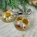 Delikatny wisiorek z suszonym rumiankiem z1681 - Herbarium Jewelry
