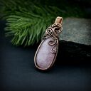 Wisiorek z różowym kwarcem w technice wire wrapping - miedziany handmade