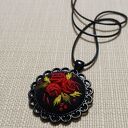 Ręcznie haftowany wisior DLA OLI