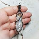 Kwarc anielski M297 - dwustronny wisiorek z kryształem w technice wire wrapping