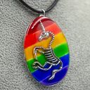 Wisiorek tęczowy pride z żywicy z jednorożcem pend 003