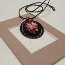 Ręcznie haftowany wisior DLA IWONY