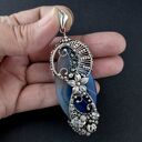 Duży wisior „Quintessence” z agatem w odcieniach błękitu i granatu - wire wrapping ze srebra 999/925 i kryształami Swarovski